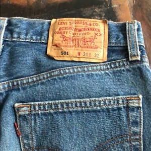 Levi’s High Waist Frayed Ankle Length 501 30 x 32